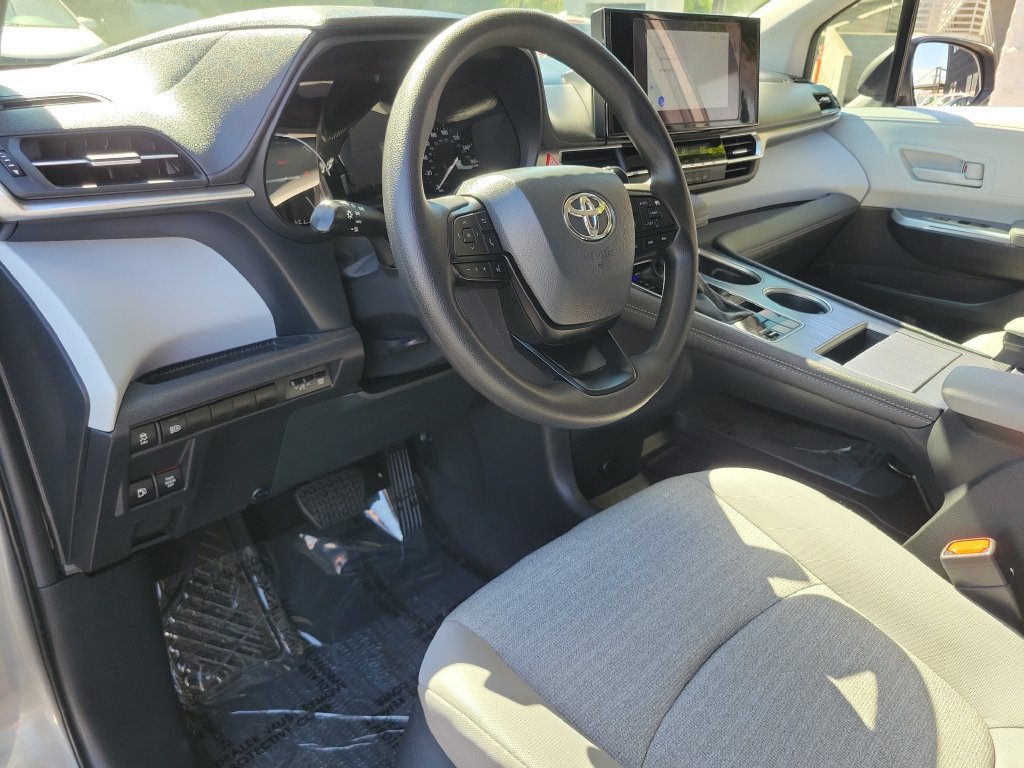 Used 2026 Toyota Sienna LE FWD image 19
