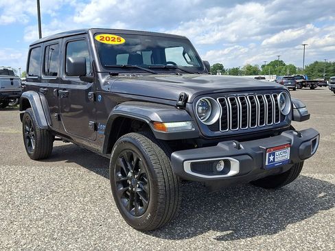 Used 2025 Jeep Wrangler Unlimited Sahara w/ Safety Group AWD/4WD image 2