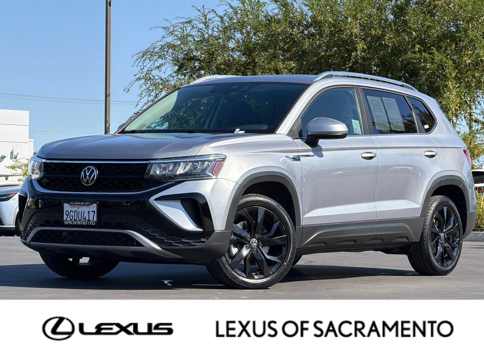 Used 2023 Volkswagen Taos SE w/ Panoramic Sunroof Package FWD image 1