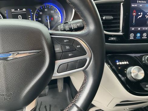 Used 2018 Chrysler Pacifica Touring-L image 20