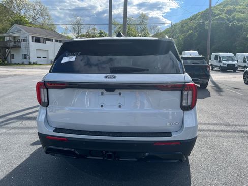 New 2026 Ford Explorer ST-Line w/ ST-Line Street Pack AWD/4WD image 5