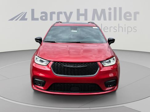 New 2026 Chrysler Pacifica Limited w/ S Appearance Package AWD/4WD image 8