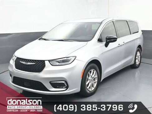 Used 2024 Chrysler Pacifica Touring-L FWD image 5