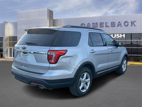 Used 2018 Ford Explorer XLT w/ Equipment Group 202A image 3