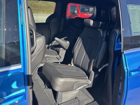 New 2026 Chrysler Pacifica Select image 16