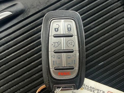 Used 2018 Chrysler Pacifica Touring-L Plus w/ Tire & Wheel Group FWD image 21
