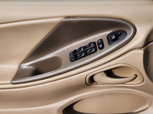 Used 2004 Ford Mustang Convertible image 25