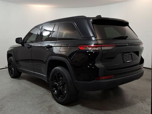 Used 2023 Jeep Grand Cherokee Altitude image 5