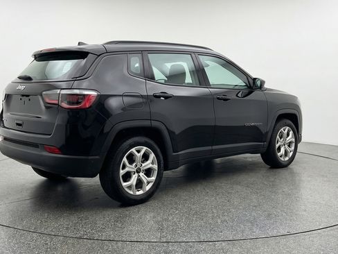 Used 2025 Jeep Compass Latitude AWD/4WD image 9