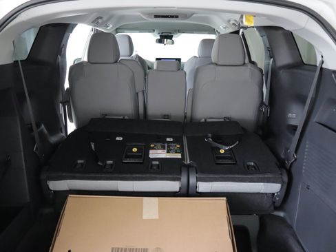 Used 2025 Toyota Sienna LE AWD/4WD image 20