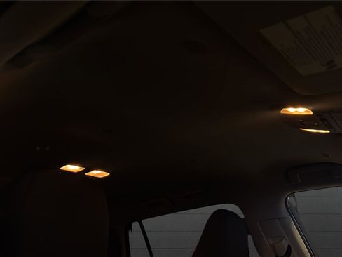 Used 2023 Toyota Highlander LE image 9