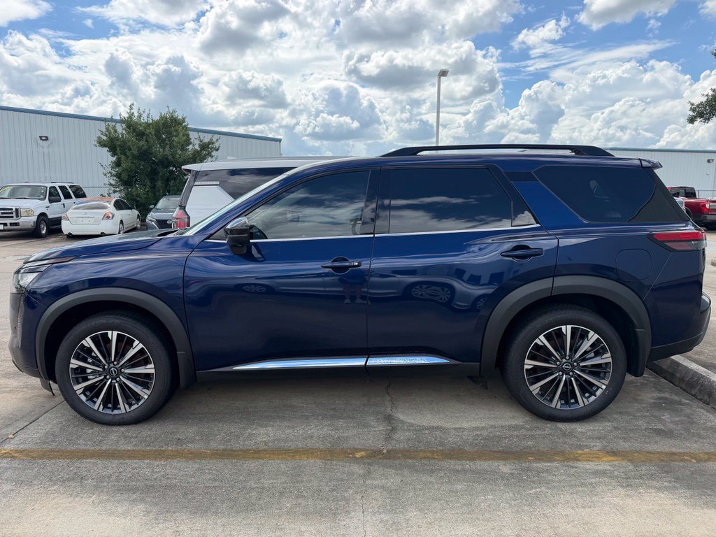 Used 2026 Nissan Pathfinder Platinum w/ Accent Package FWD image 2