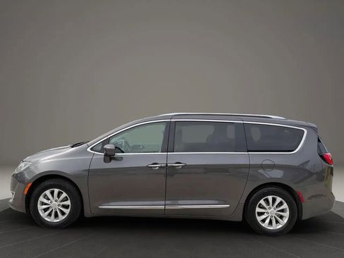 Used 2019 Chrysler Pacifica Touring-L FWD image 4