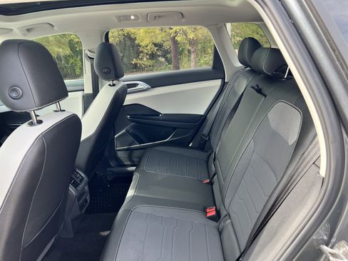 Certified 2025 Volkswagen Taos SE image 30