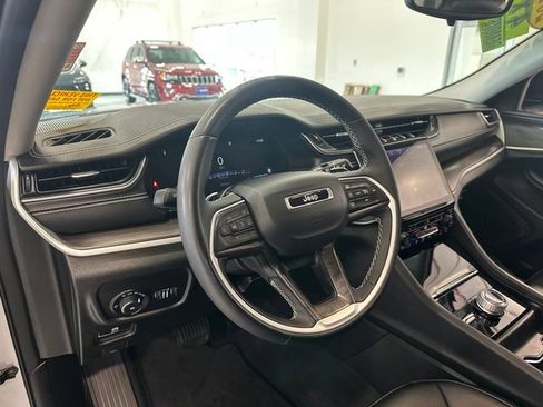 Used 2024 Jeep Grand Cherokee Limited AWD/4WD image 12