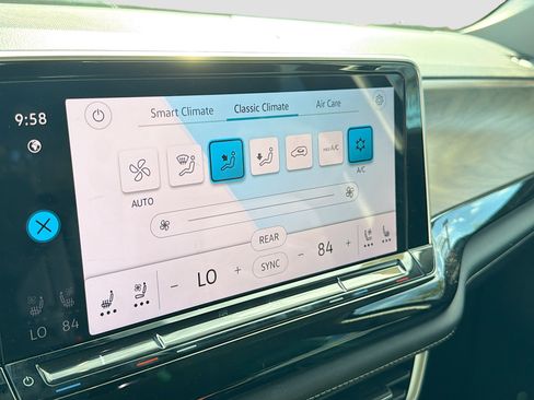 Used 2024 Volkswagen Atlas SE image 34