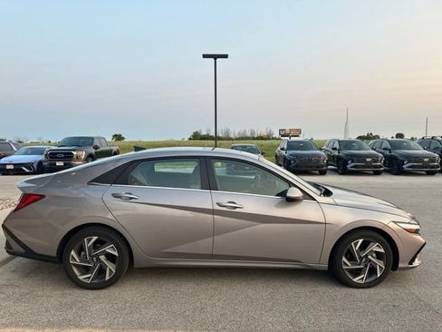 Used 2025 Hyundai Elantra Limited FWD image 16