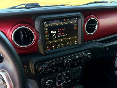 Used 2023 Jeep Wrangler Unlimited Rubicon AWD/4WD image 16