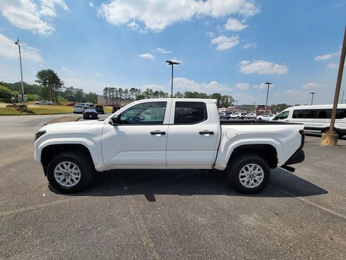 Used 2024 Toyota Tacoma SR AWD/4WD image 2
