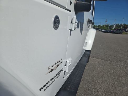 Used 2018 Jeep Wrangler Unlimited Sahara w/ Connectivity Group AWD/4WD image 15