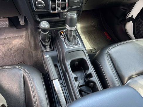 Used 2019 Jeep Wrangler Unlimited Sahara image 25