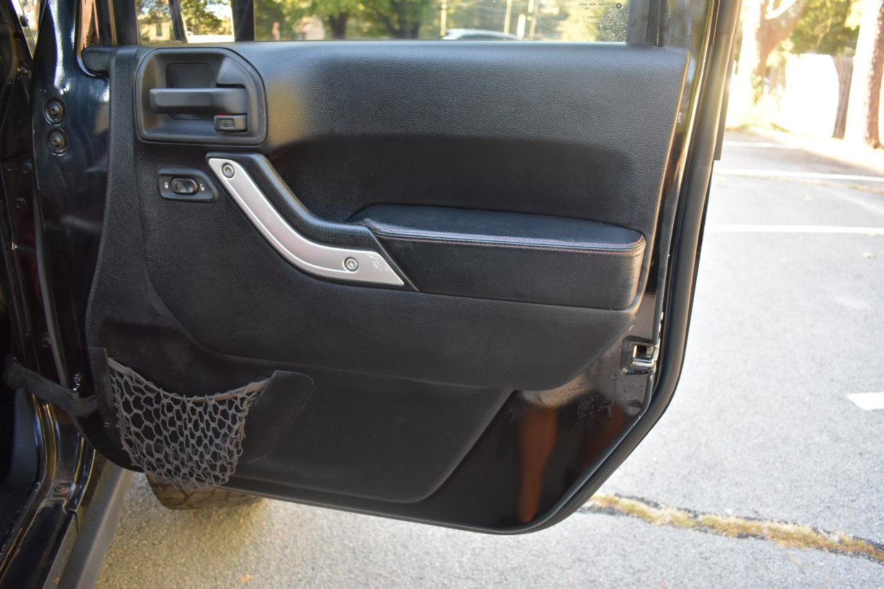 Used 2013 Jeep Wrangler Unlimited Rubicon AWD/4WD image 24
