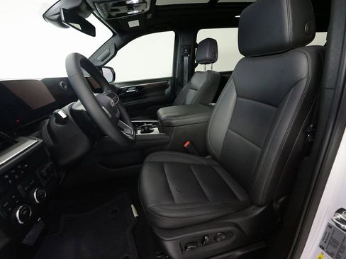 Used 2025 Chevrolet Suburban Z71 w/ Comfort Package image 19