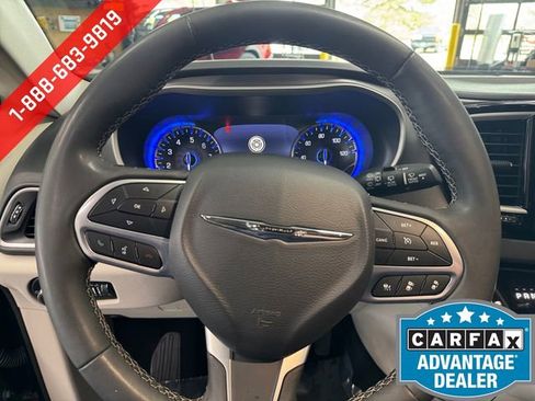 Used 2023 Chrysler Pacifica Touring-L FWD image 20
