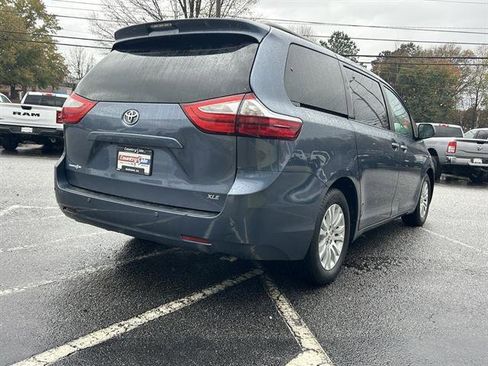 Used 2017 Toyota Sienna XLE image 6