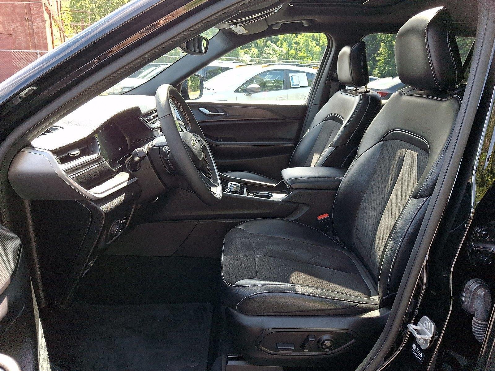Used 2024 Jeep Grand Cherokee L Altitude AWD/4WD image 14