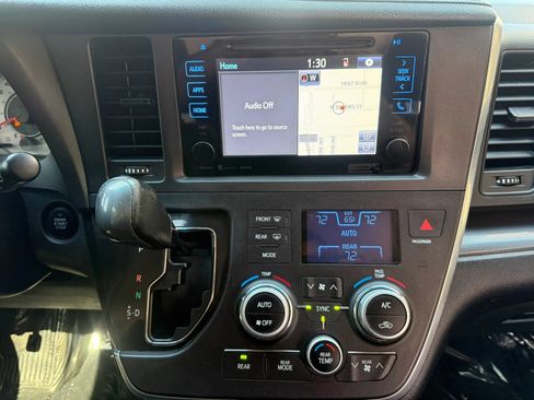 Used 2016 Toyota Sienna SE w/ SE Preferred Package FWD image 29