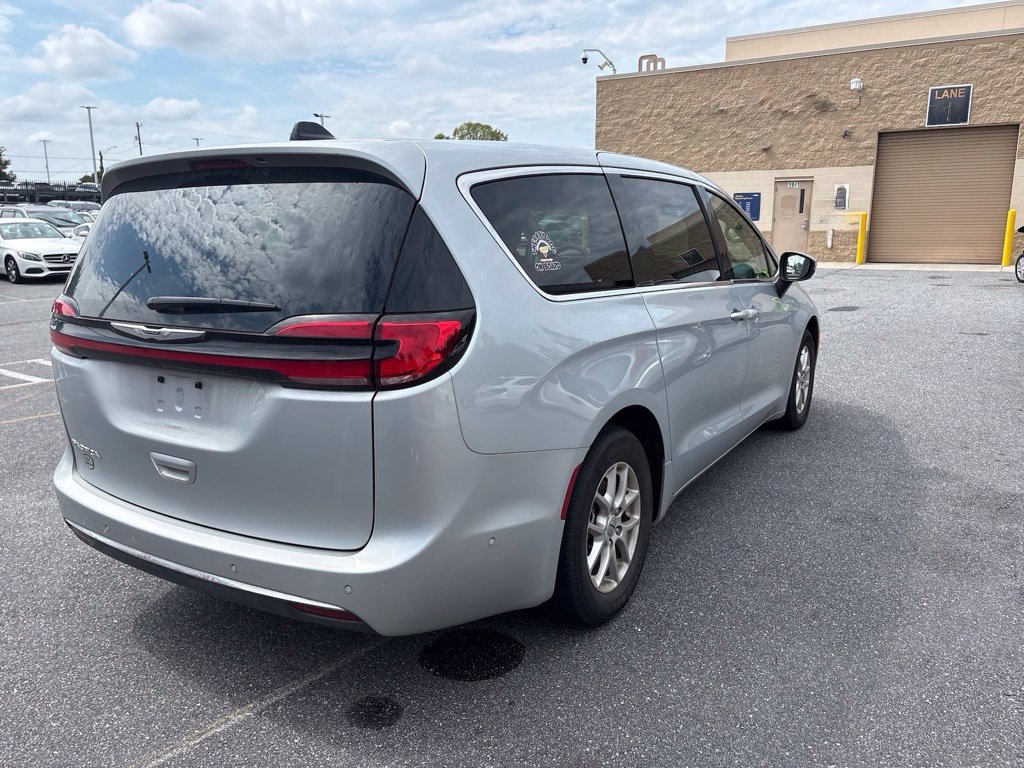 Used 2023 Chrysler Pacifica Touring-L FWD image 3