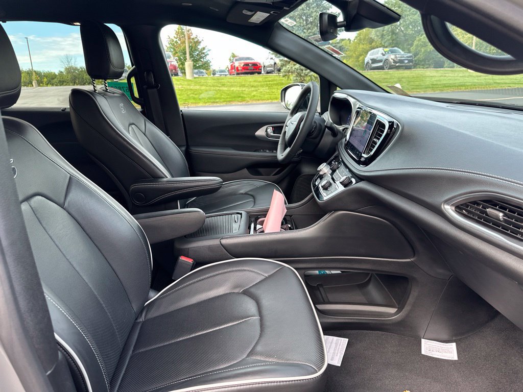 Used 2025 Chrysler Pacifica Limited FWD image 19