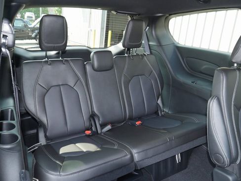 New 2026 Chrysler Pacifica Select image 24