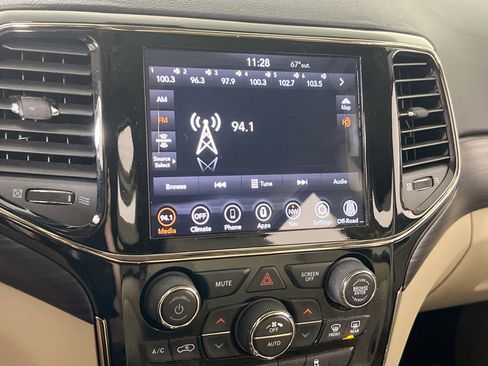 Used 2022 Jeep Grand Cherokee Laredo E image 15