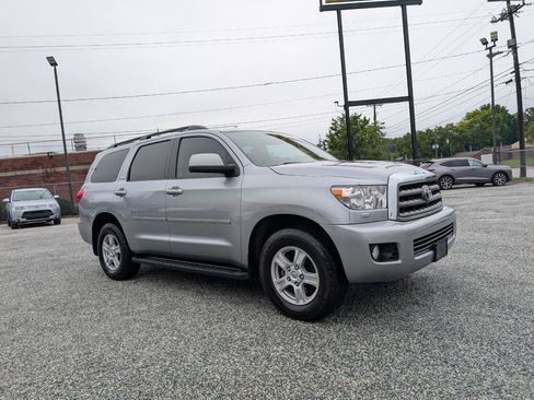 Used 2011 Toyota Sequoia SR5 RWD image 3
