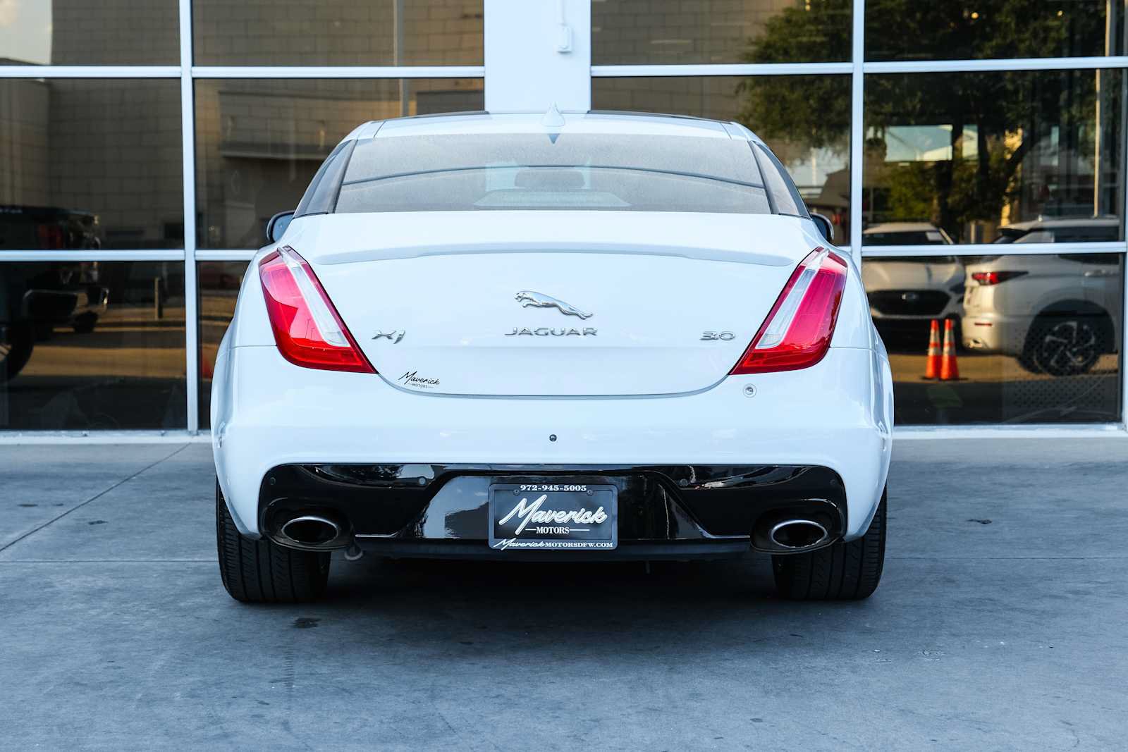 Used 2017 Jaguar XJ R-Sport RWD image 12