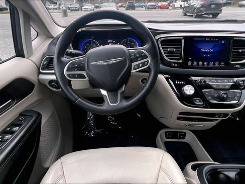 Used 2017 Chrysler Pacifica Touring-L Plus w/ Advanced Safetytec Group image 6