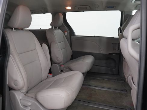 Used 2017 Toyota Sienna XLE image 12