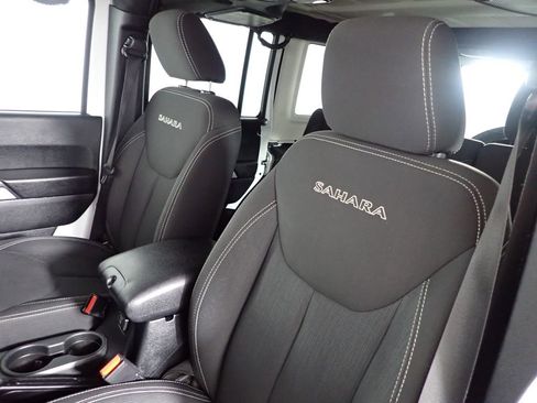 Used 2016 Jeep Wrangler Unlimited Sahara w/ Connectivity Group AWD/4WD image 21