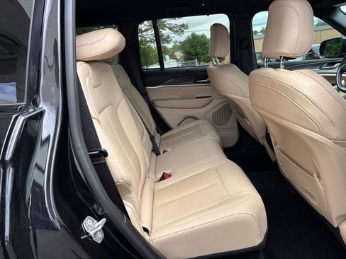 Used 2023 Jeep Grand Cherokee Limited w/ Luxury Tech Group II RWD image 11
