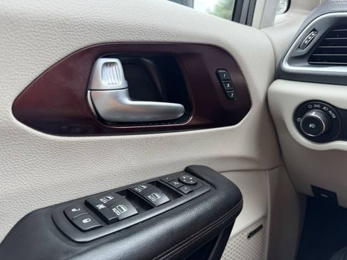 Used 2017 Chrysler Pacifica Limited FWD image 16