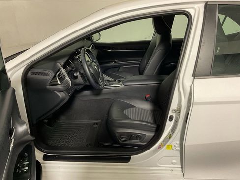 Used 2018 Toyota Camry SE FWD image 19