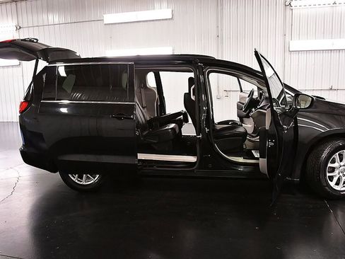 Used 2020 Chrysler Voyager Lxi FWD image 29
