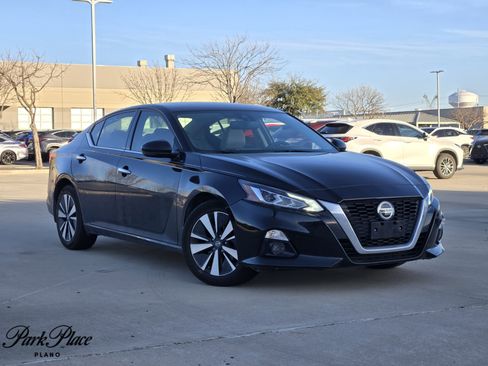 Used 2020 Nissan Altima 2.5 SV image 1