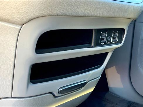 Used 2021 Chrysler Pacifica Touring image 32