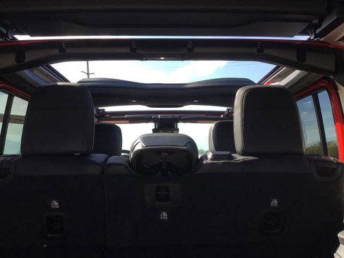 Used 2025 Jeep Wrangler Unlimited Sahara AWD/4WD image 25