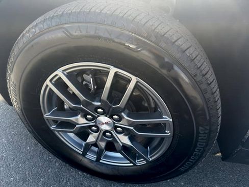 Used 2025 GMC Acadia Elevation image 12