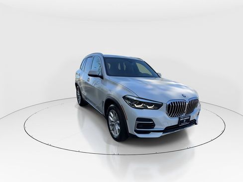 Used 2022 BMW X5 xDrive40i w/ Premium Package AWD/4WD image 2