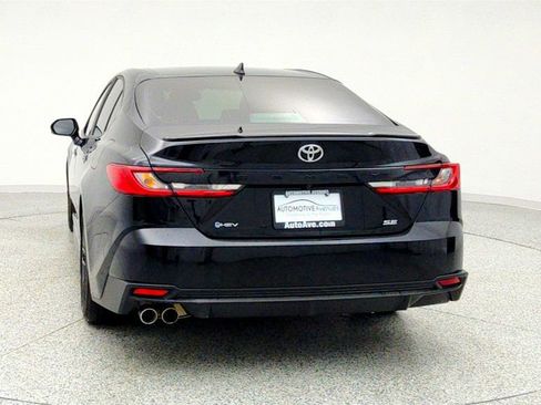 Used 2025 Toyota Camry SE image 6